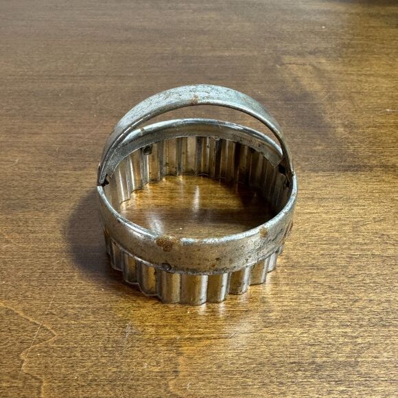 Vintage Set of 3 Metal Scalloped Edge Biscuit Cookie Cutters With Handles - Picture 2 of 8